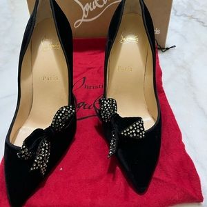 New Christian Louboutin Madame Menule Velvet pumps with crystal bow. Size 38